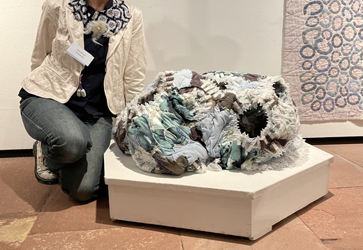 Anja mit ihr Kunstwerk im Textilmuseum Max Berk Heidelberg