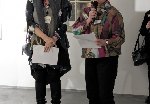 Nana Aspholm-Flik und Dr. Kristine Scherer bei der Vernissage in Finland